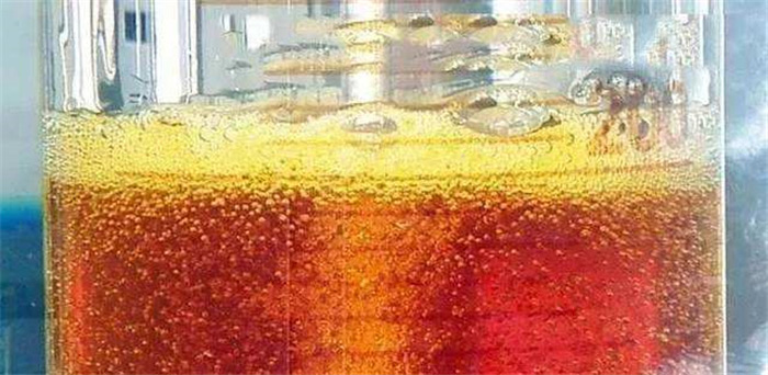 （圖：起泡的潤滑油）