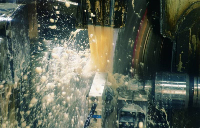 （圖：切削液使用場(chǎng)景）