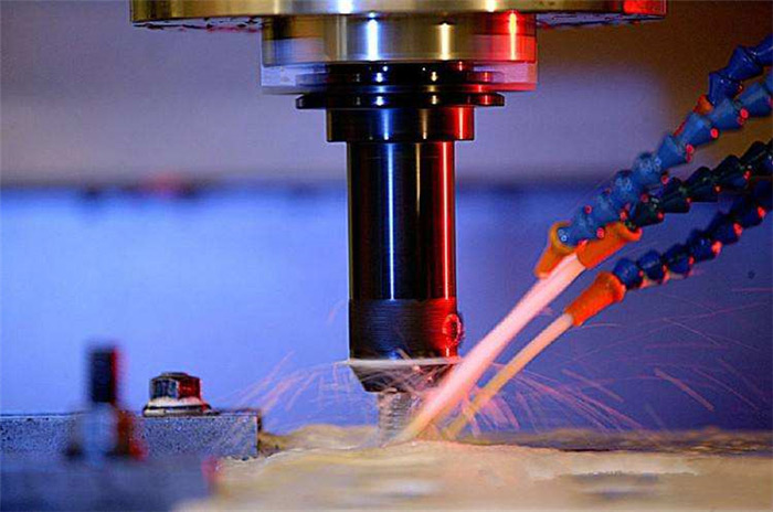 （圖：金屬加工液使用場(chǎng)景）